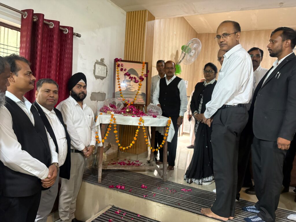 जनपद न्यायाधीश ने पुष्प अर्पित कर स्व. पं. कन्हैयालाल शुक्ल को दी श्रद्धांजलि !
