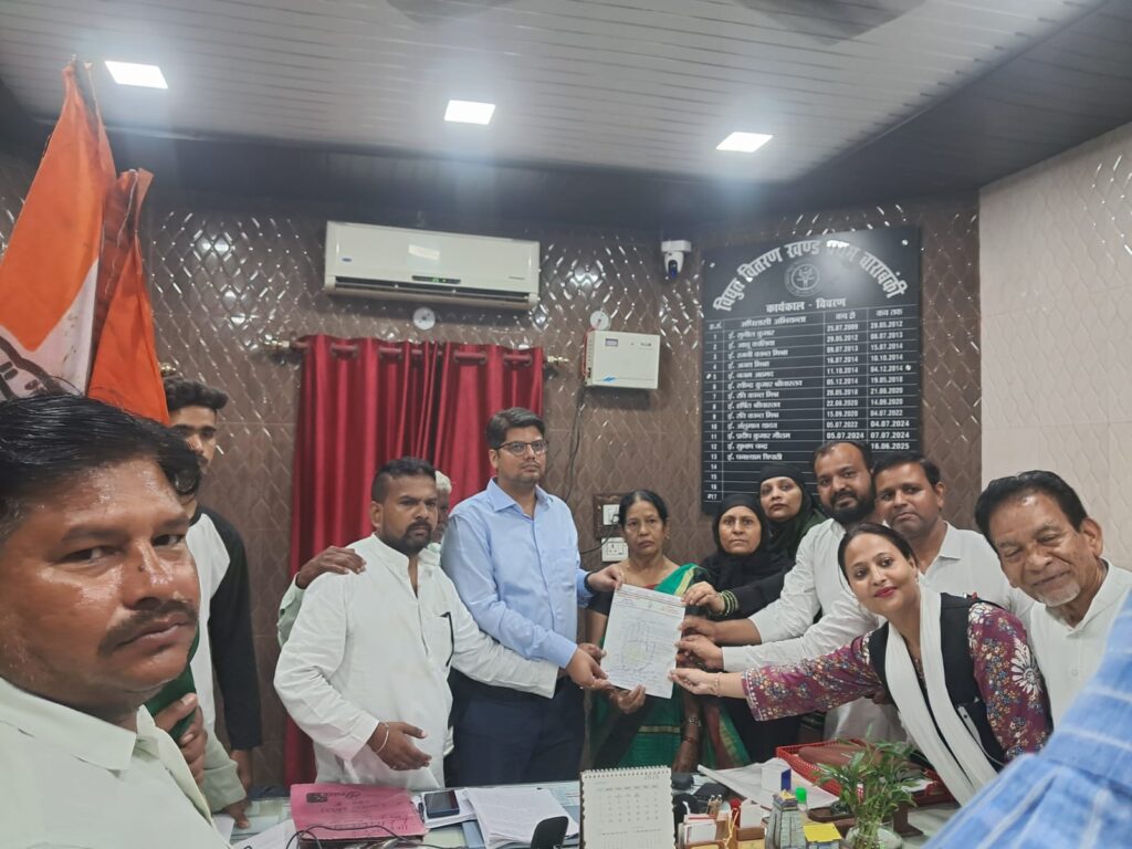 जर्जर तार और ट्रांसफॉर्मर की समस्या को लेकर बिजली विभाग का घेराव !