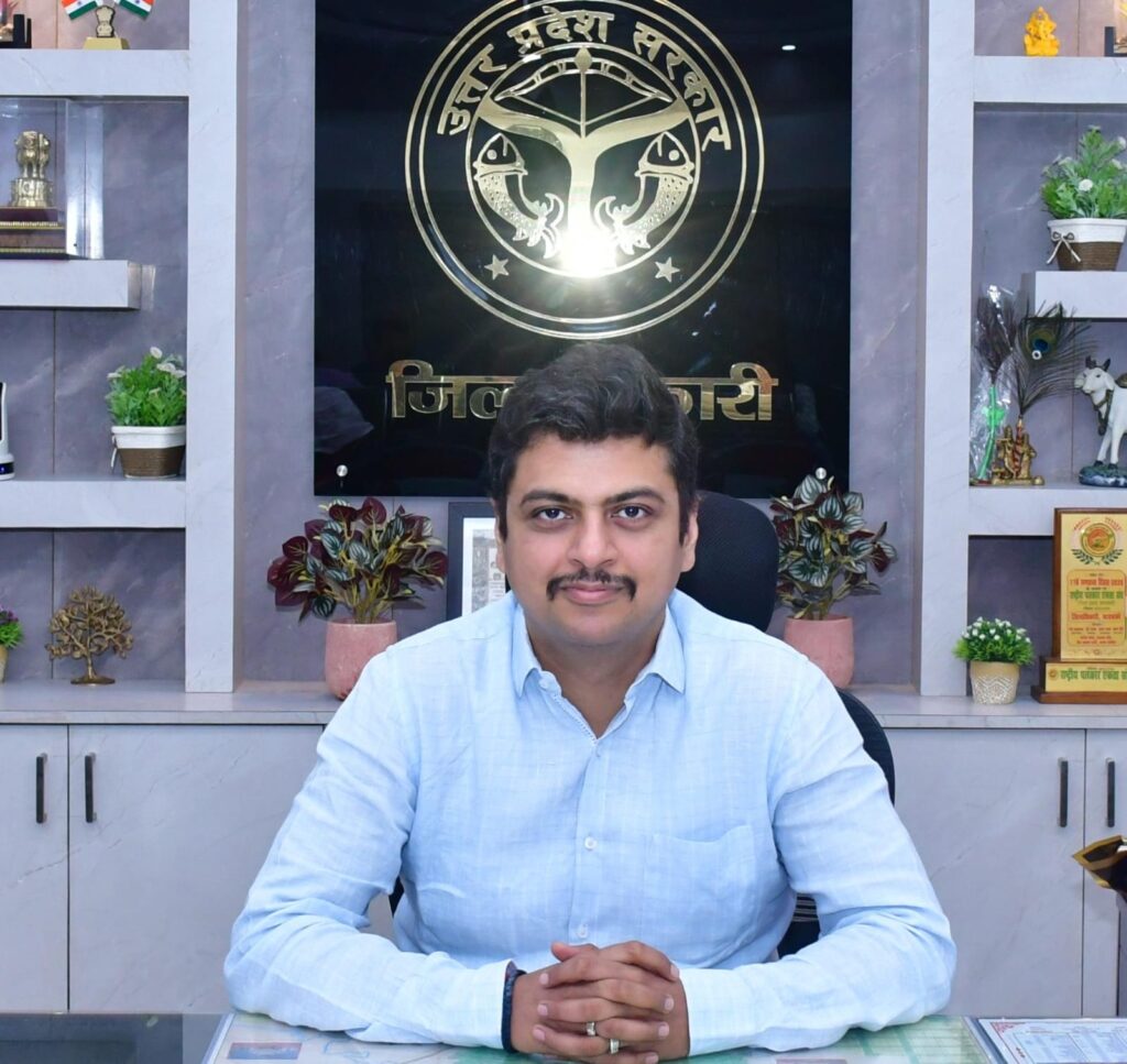 जिला अधिकारी ने आईजीआरएस में लापरवाही पर 12 अधिकारियों का एक दिन का वेतन रोका