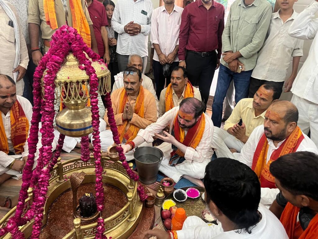 जन सहयोग से जीर्णोद्धार के बाद खुले वनखंडेश्वर महादेव मंदिर के कपाट