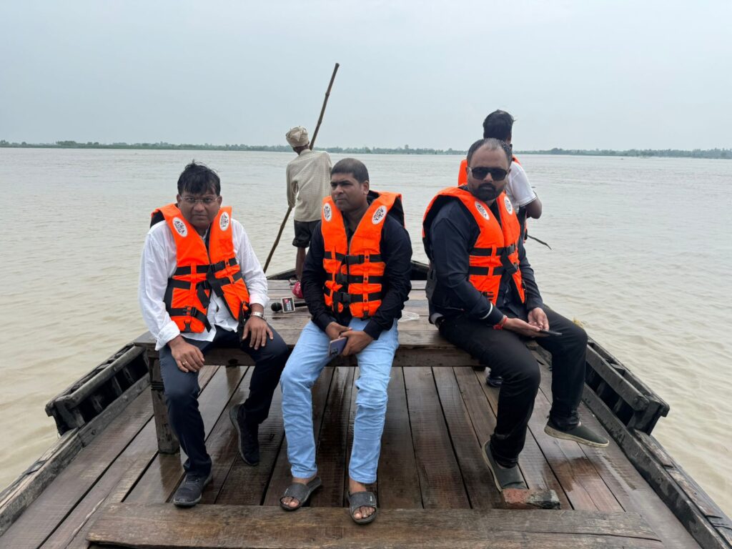 सरयू नदी का जलस्तर लगातार बढ़ रहा है।