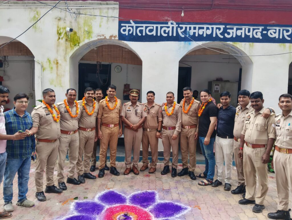 स्थानांतरित पुलिसकर्मियों को दी विदाई, इंस्पेक्टर ने दी शुभकामनाएं