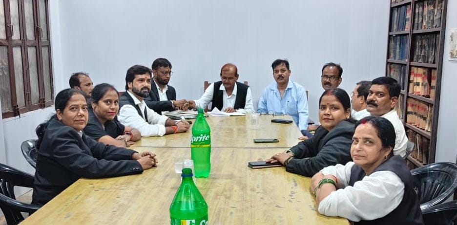 बिना पंजीकरण प्रशिक्षण और बिना अनुमति यूनिफॉर्म में घूमने वालों पर होगी कार्रवाई जिला बार एसोसिएशन का कड़ा रुख! 