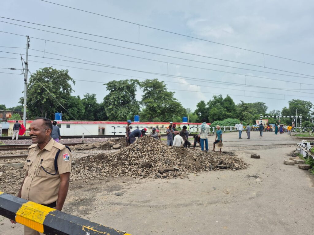 पांच घंटे बंद रहा केसरीपुर रेलवे क्रॉसिंग, राहगीर परेशान