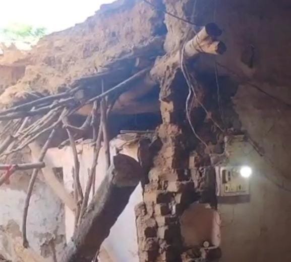 लगातार हुई बारिश के बीच पुराना जर्जर कच्चा मकान अचानक भरभराकर ढह गया।
