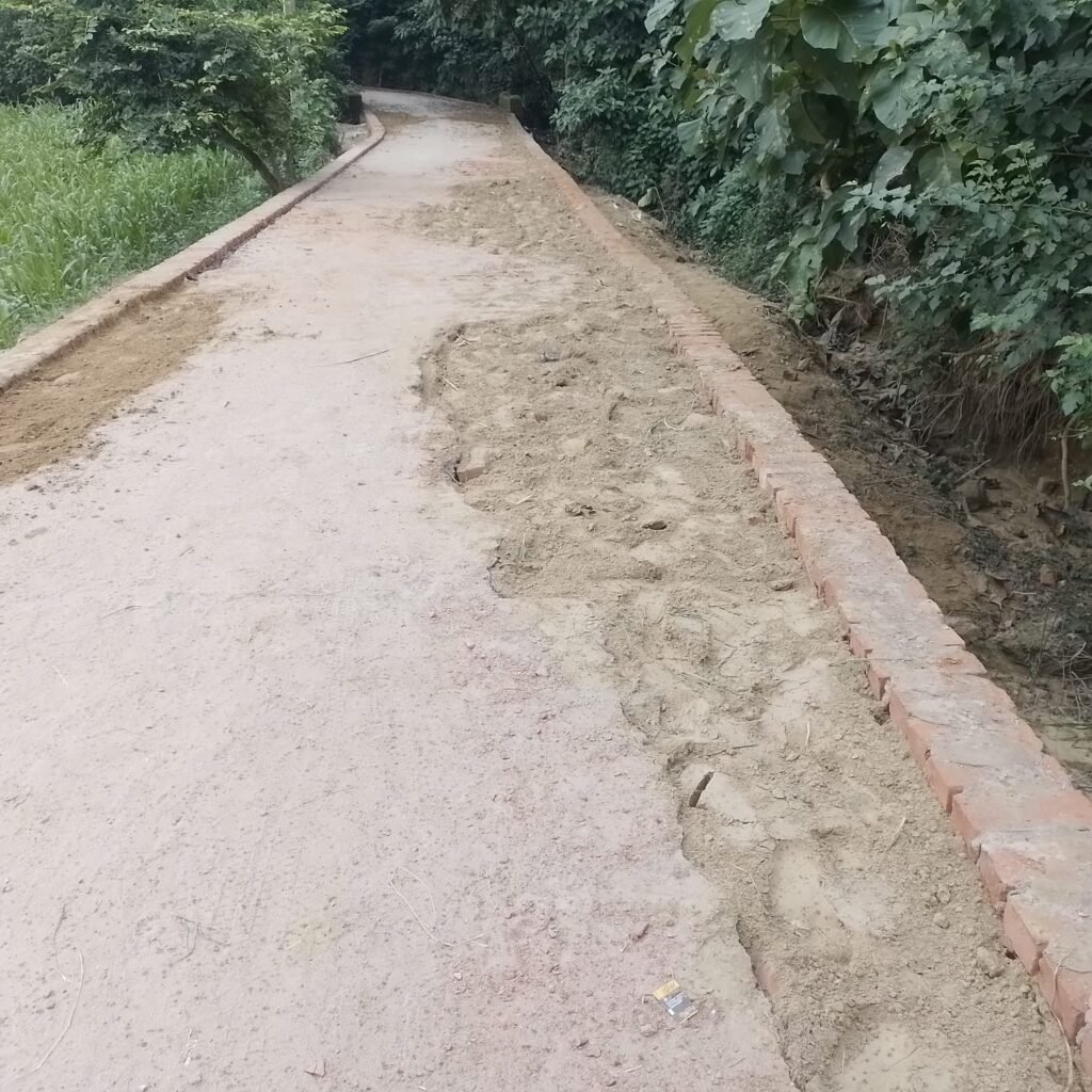 पुरानी सड़क पर फिर आरसीसी, गड्ढों में गिट्टी की जगह मिट्टी एमएलसी निधि के निर्माण में मानकों की अनदेखी का आरोप, काम शुरू होते ही लगा लोकार्पण बोर्ड