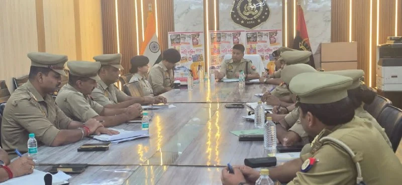 आगरा पुलिस ने त्योहारों पर सुरक्षा के लिए की समीक्षा बैठक, संवेदनशील इलाकों में बढ़ाई जाएगी निगरानी