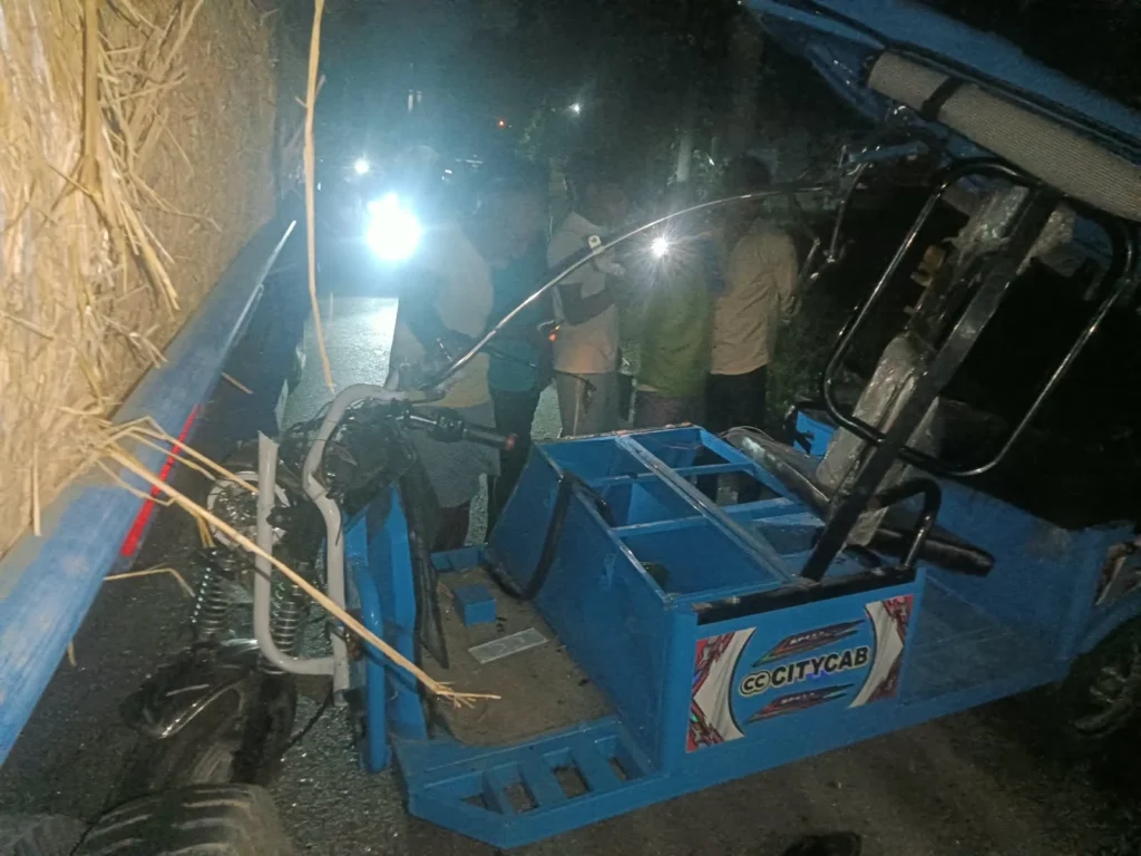 बाराबंकी में ओवरलोड ट्रैक्टर-ट्रॉली की टक्कर से ई-रिक्शा चकनाचूर, युवक की हालत गंभीर