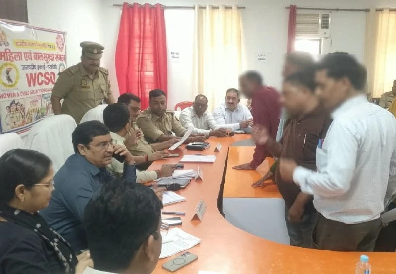 बाराबंकी: एडिशनल एसपी रितेश कुमार सिंह ने रामसनेहीघाट समाधान दिवस में सुनीं जनशिकायतें