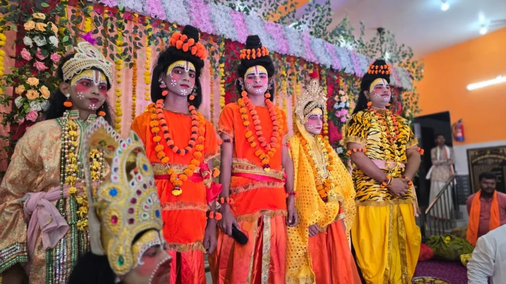 लखनऊ के दशहरा बाग में रामलीला के दौरान भावुक कर देने वाला भरत मिलाप मंचन, उमड़ी भीड़