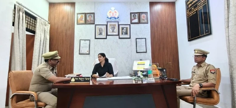 आगरा में मिशन शक्ति के तहत BBA छात्रा सुहानी शर्मा बनीं एक दिन की थाना प्रभारी