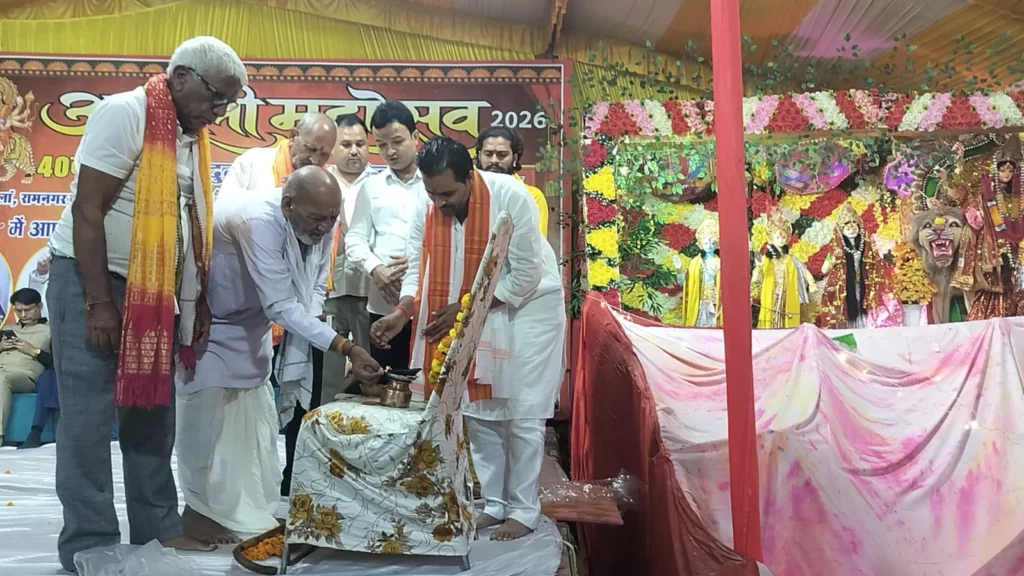 बाराबंकी के अमोली कला में मां नव दुर्गा पूजा के अवसर पर आयोजित हुई अखिल भारतीय विराट कवि सम्मेलन