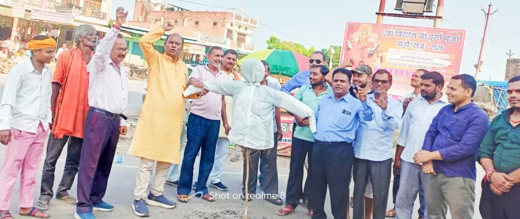 रामनगर में बीजेपी नेता मनोज श्रीवास्तव ने विपक्ष और कॉकरोच जनता पार्टी के पुतले फूंके