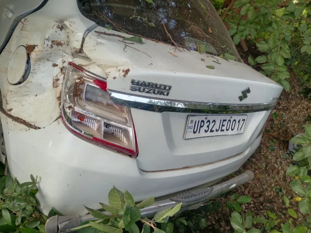 बाराबंकी में कार पेड़ से टकराई, हादसे में एक व्यक्ति की मौत और दो गंभीर रूप से घायल