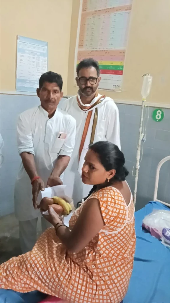 राम सनेही घाट CHC में कांग्रेस कार्यकर्ताओं ने अजय राय के जन्मदिन पर बांटे फल