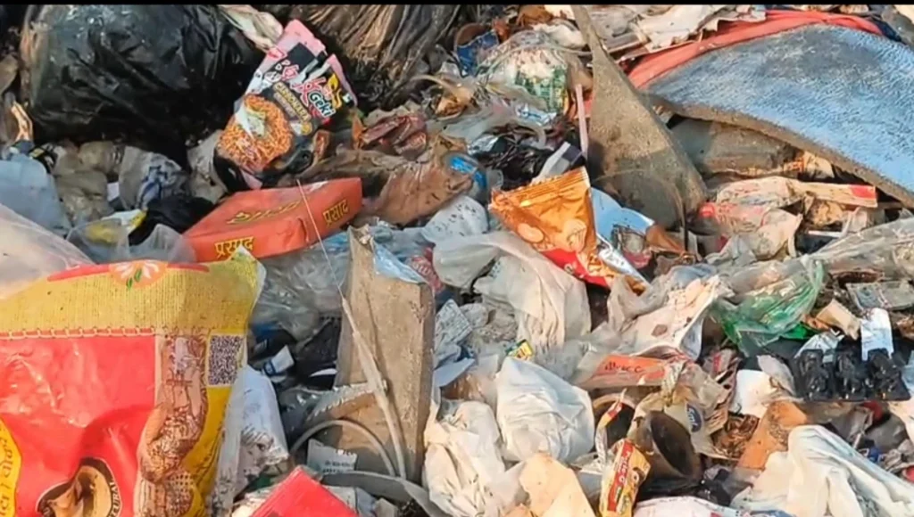 चन्दौली के डीडीयू नगर MRF प्लांट में अस्पतालों का बायोमेडिकल कचरा मिलने से मचा हड़कंप, जांच की मांग