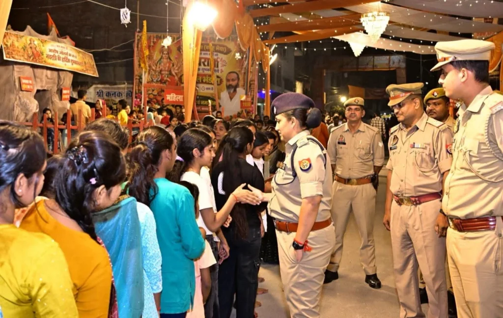 बाराबंकी SP रवीना त्यागी ने दुर्गा पूजा पंडालों और दशहरा स्थलों का किया निरीक्षण, सुरक्षा इंतजाम पर दिए निर्देश