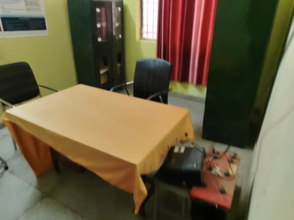 बाराबंकी के रामनगर सीएचसी में समय से पहले गायब हुए डॉक्टर और स्टाफ, कई विभाग मिले बंद