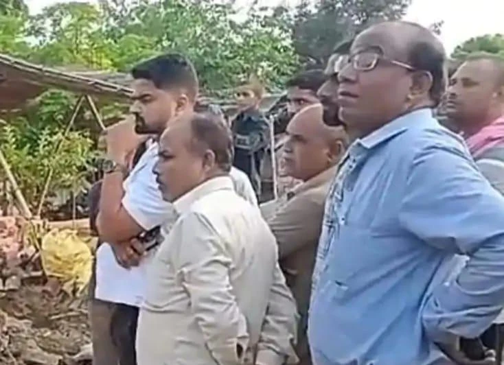 बाराबंकी के रामनगर में सरकारी तालाब और पूर्व सैनिक की जमीन से हटाया गया अवैध कब्जा