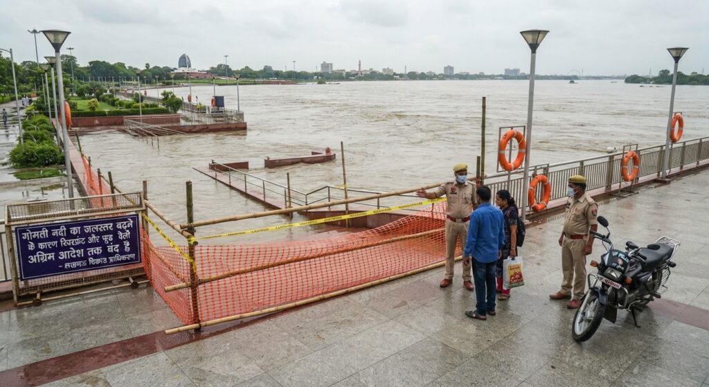 लखनऊ में गोमती नदी का जलस्तर बढ़ा, फूड वैली और रिवरफ्रंट आम जनता के लिए बंद