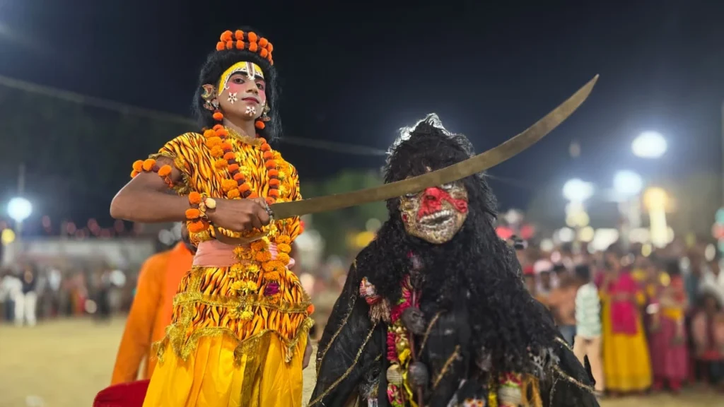 बाराबंकी की रामलीला में शूर्पणखा की नाक काटने और खर-दूषण वध के प्रसंगों का मंचन