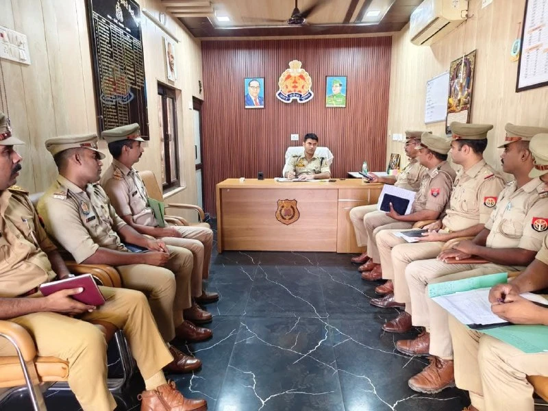 आगरा के मलपुरा और सइयां थाना पहुंचे डीसीपी, औचक निरीक्षण कर दिए कड़े निर्देश