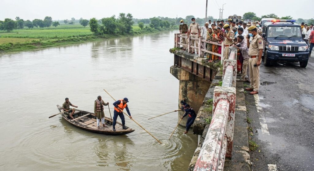 बाराबंकी में महिला ने गोमती नदी में लगाई छलांग, बच्चों की मौजूदगी में उठाया कदम