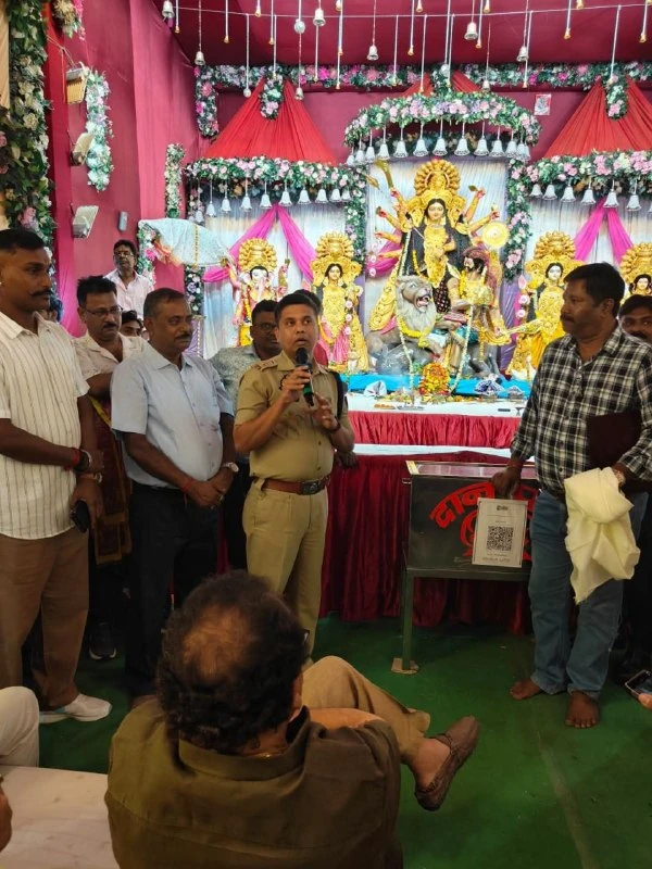 आगरा में नवरात्रि और दशहरा के लिए सुरक्षा सख्त, डीसीपी ने पंडालों का किया निरीक्षण