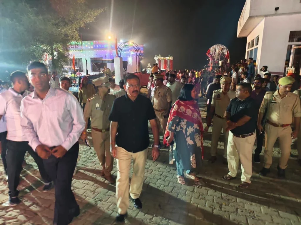 बस्ती में दुर्गा पूजा को लेकर प्रशासन अलर्ट, अधिकारियों ने देर रात सुरक्षा इंतजामों का लिया जायजा