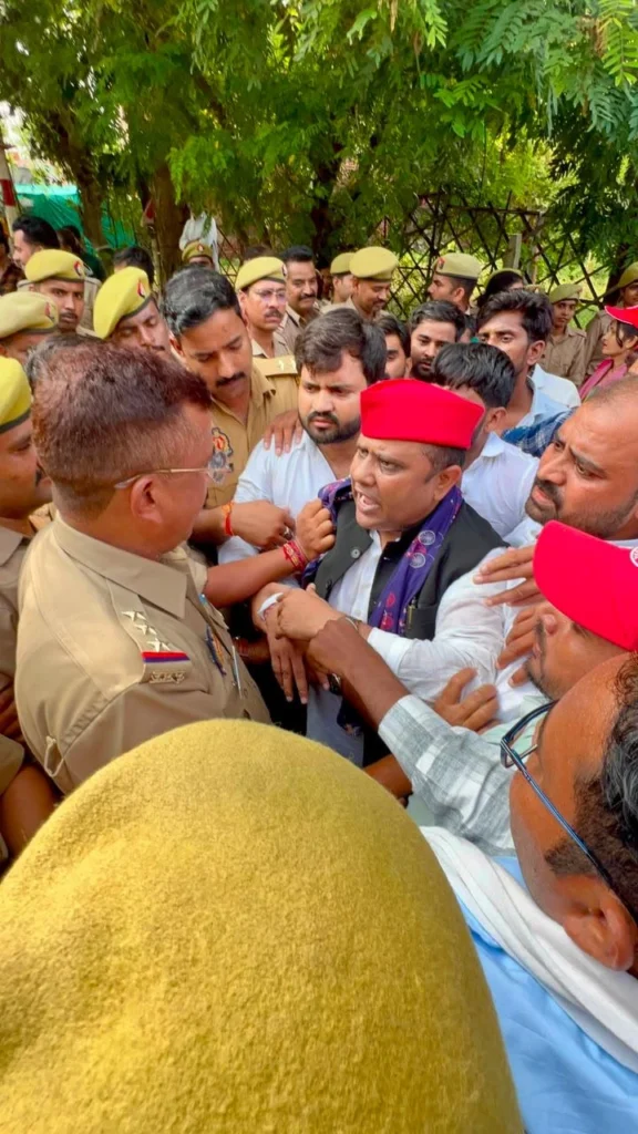 बाराबंकी में चुनावी धांधली के खिलाफ सपा का प्रदर्शन, पूर्व एमएलसी राजेश यादव राजू हिरासत में