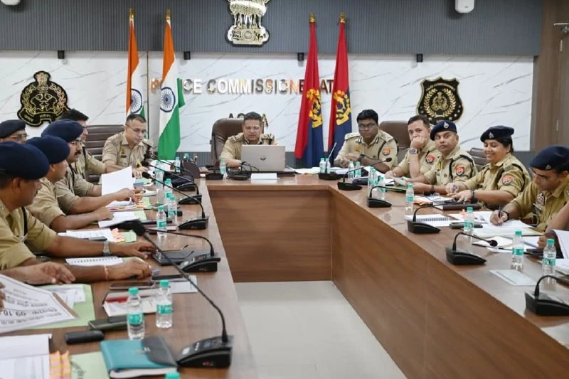 आगरा पुलिस कमिश्नर ने की अपराधों की समीक्षा, शारदीय नवरात्रि और ट्रेड फेयर के लिए सुरक्षा इंतजाम तेज