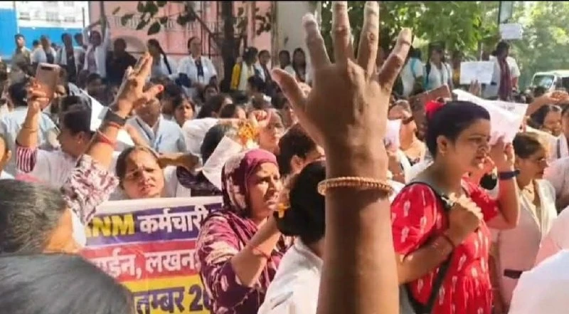 लखनऊ में डिप्टी सीएम बृजेश पाठक के आवास पर संविदा ANM कर्मियों का प्रदर्शन, नियमितीकरण की मांग