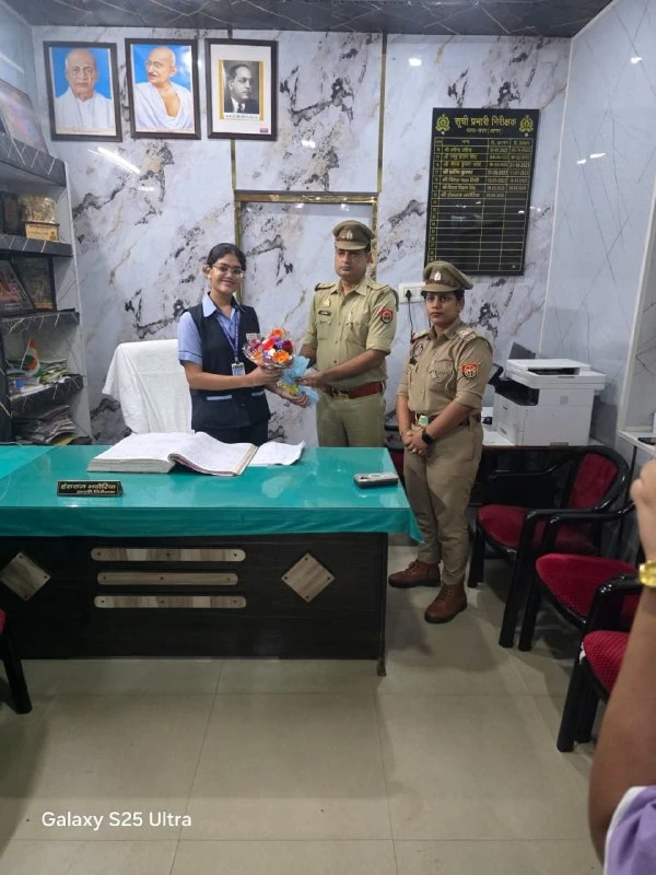 आगरा में मिशन शक्ति के तहत 12वीं की छात्रा कल्चर सिंघल बनीं एक दिन की थाना प्रभारी