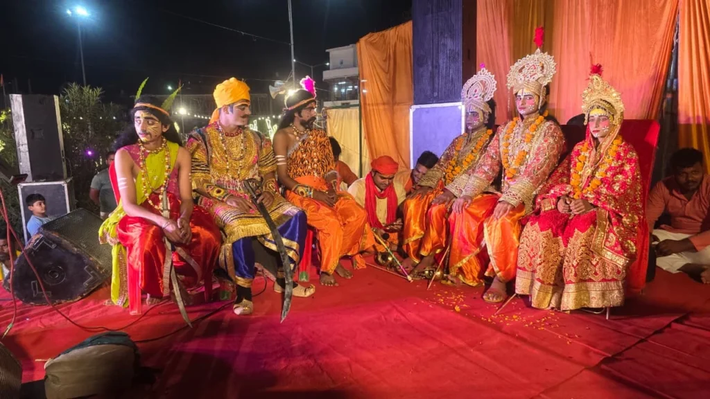 बाराबंकी की धनोखर झील पर हुआ केवट संवाद और नाव नवैया लीला का मंचन, हजारों भक्तों ने ली गंगा आरती
