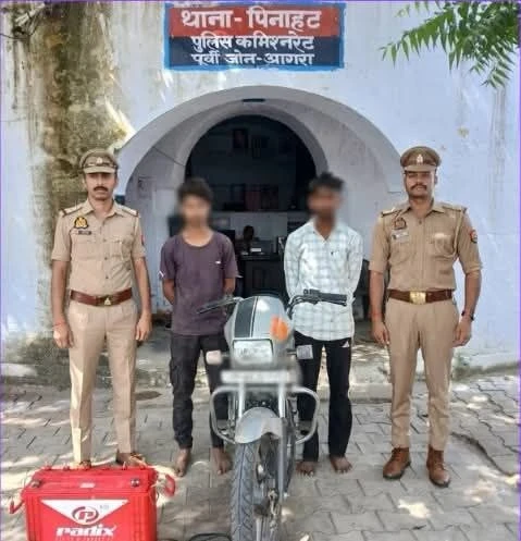 आगरा के पिनाहट में दुकान में चोरी करने वाले दो आरोपी गिरफ्तार, इन्वर्टर और बैटरी बरामद