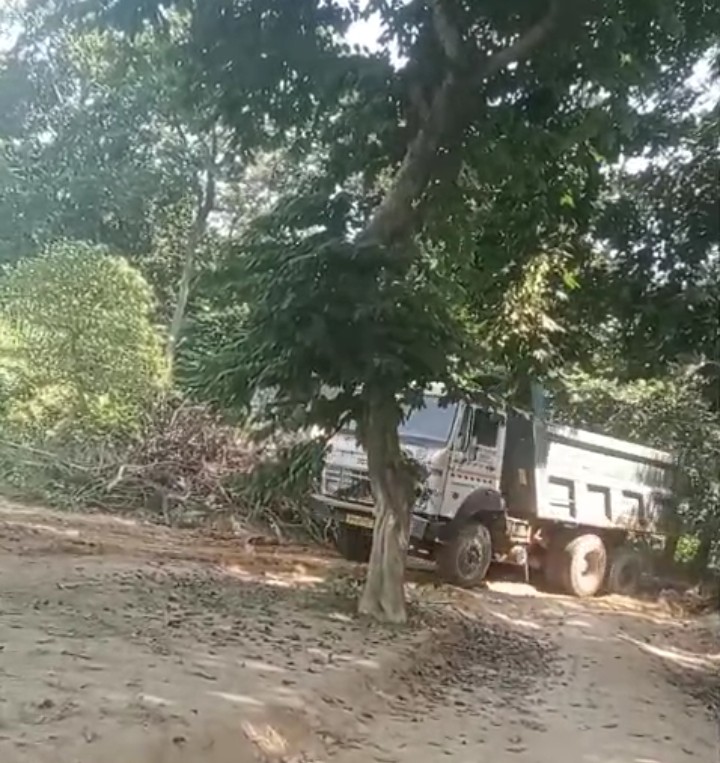 तौकलपुर में धड़ल्ले से मिट्टी खनन, जिम्मेदार मौन नियमों को ताक पर रखकर बड़े पैमाने पर मिट्टी का कारोबार, गहरी खुदाई और तेज रफ्तार डंपरों से राहगीर परेशान