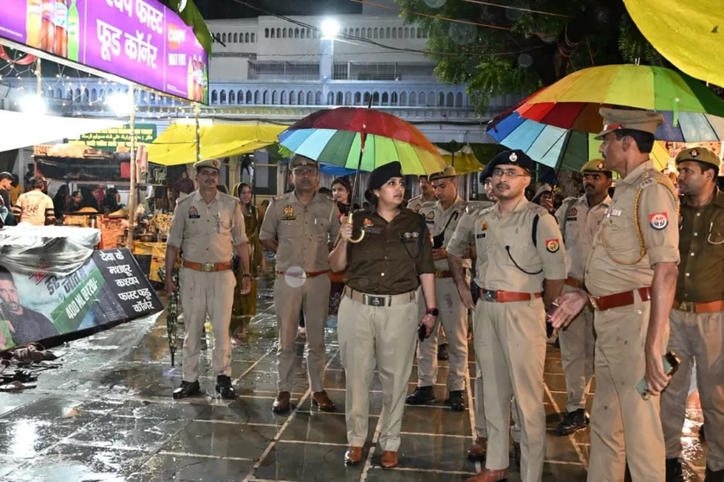 बाराबंकी: बारिश के बीच देवा मेला पहुंचीं SP रवीना त्यागी, सुरक्षा व्यवस्थाओं का लिया जायजा