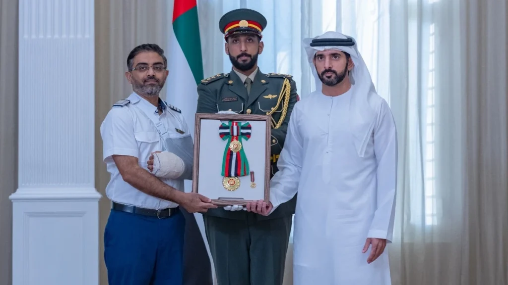 हवाई जहाज के कॉकपिट में हमले को रोकने वाले भारतीय पायलट को UAE ने दिया बड़ा सम्मान