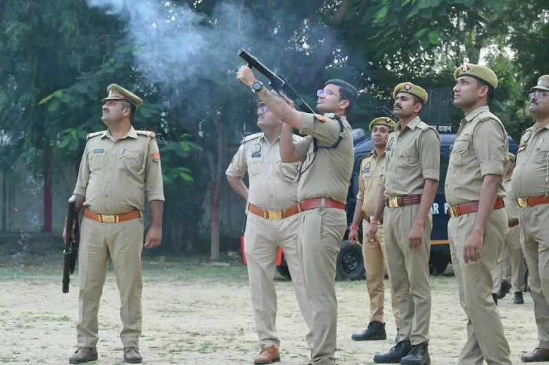 बाराबंकी पुलिस ने त्योहारों से पहले दंगा नियंत्रण उपकरणों और वज्रा वाहनों की जांच की