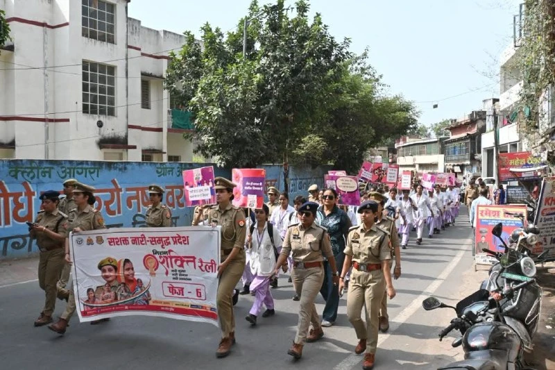 आगरा में मिशन शक्ति के तहत महिलाओं की सुरक्षा के लिए निकाला गया पैदल मार्च