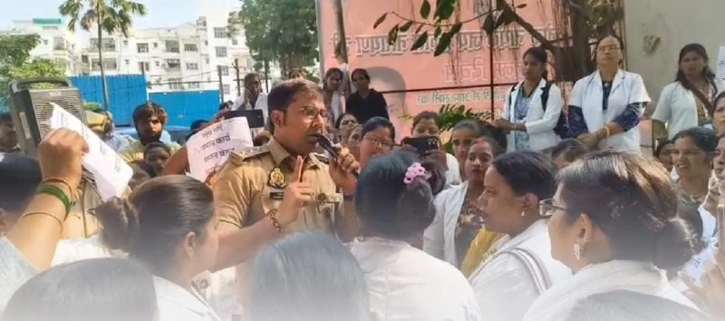 लखनऊ में डिप्टी सीएम बृजेश पाठक के घर के बाहर ANM कर्मियों का जोरदार प्रदर्शन, पुलिस ने हटाया