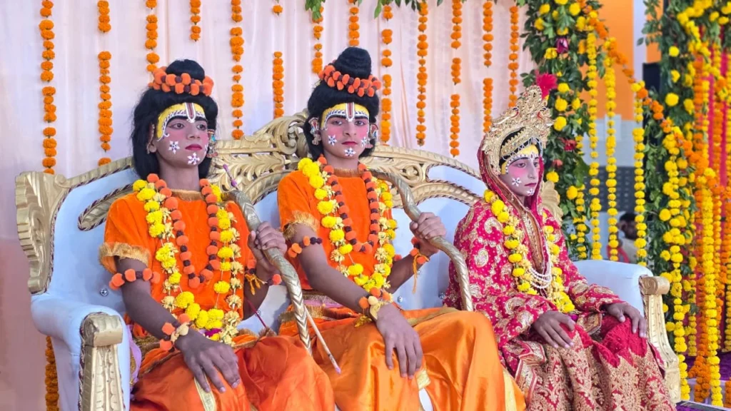बाराबंकी में श्री राम लीला सेवा समिति ने दिखाया भगवान राम का चित्रकूट गमन, नाटक में दिखी पूरी यात्रा