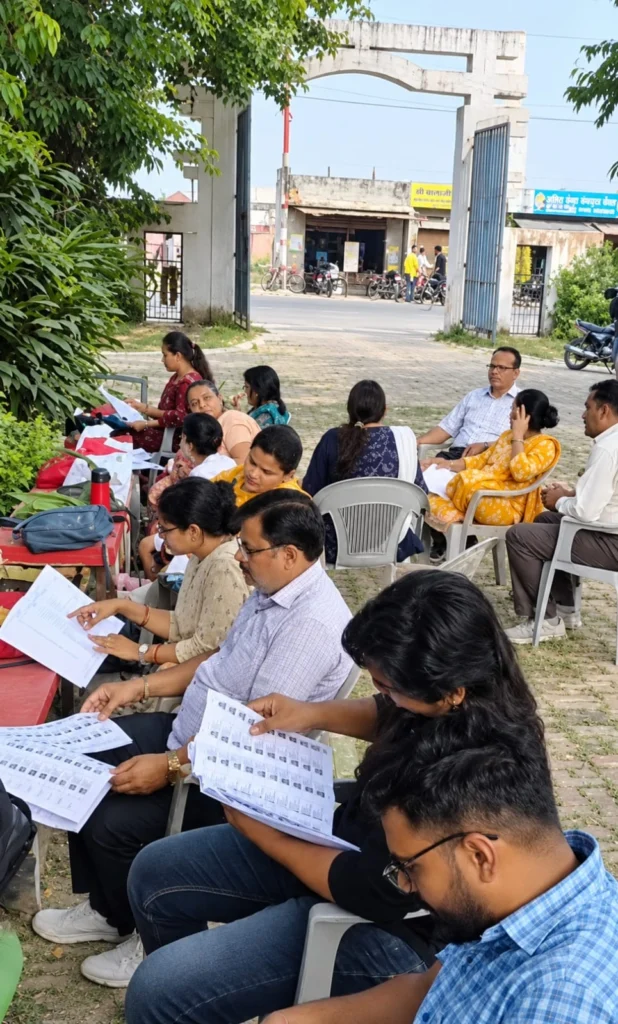 फर्रुखाबाद में वोटर लिस्ट अपडेट करने के लिए चला विशेष अभियान, केंद्रों पर दिखी कम भीड़