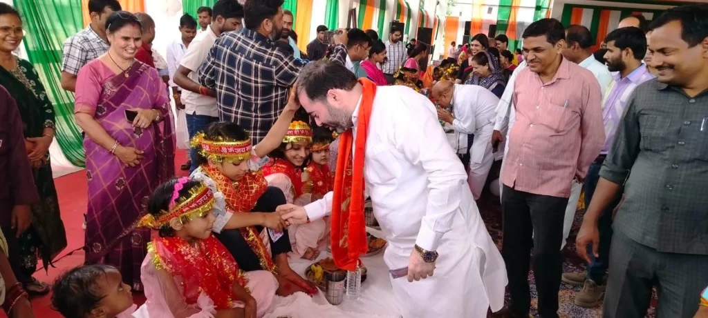 बाराबंकी में मंत्री सतीश चंद्र शर्मा ने दिव्यांगों को बांटे उपकरण और किया कन्या पूजन