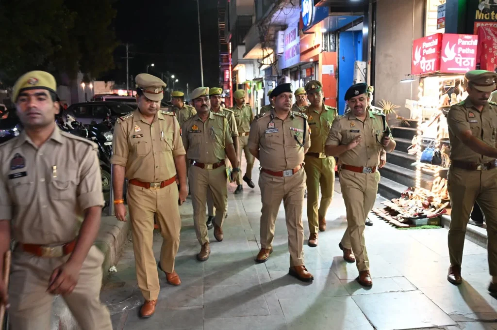 आगरा पुलिस कमिश्नर ने त्योहारों से पहले बाजारों में किया पैदल गश्त, सुरक्षा व्यवस्था का लिया जायजा