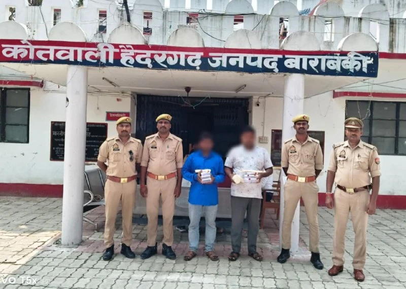 बाराबंकी पुलिस ने दो शातिर अपराधियों को दबोचा, अवैध हथियार और नकदी बरामद
