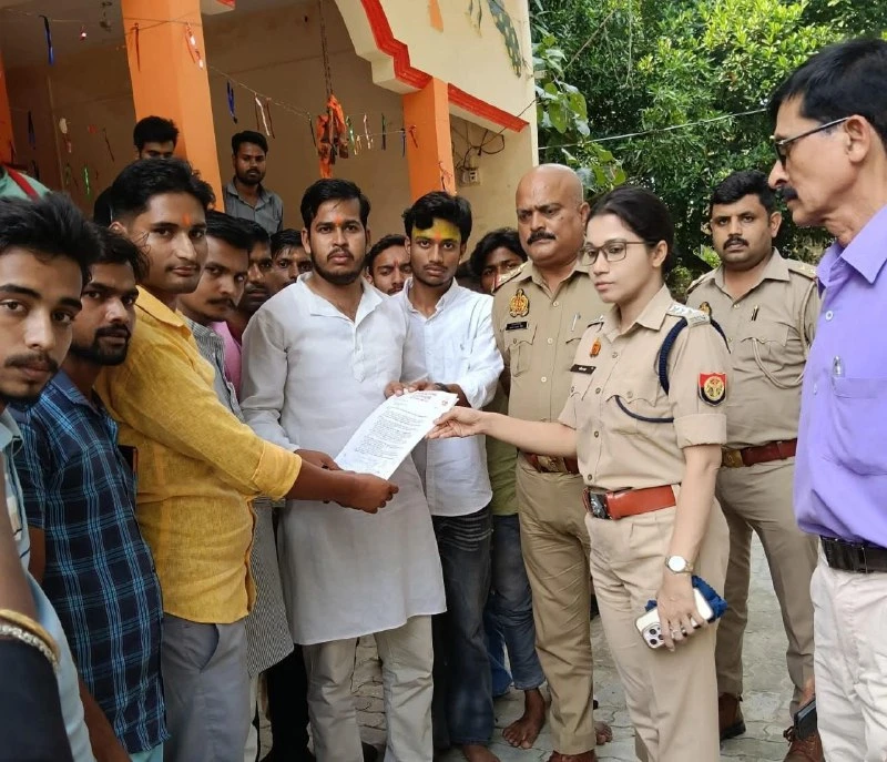 बाराबंकी में बजरंग दल का प्रदर्शन, मंदिरों के पास से मांस की दुकानें हटाने की मांग